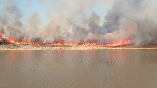 Impactante incendio en la zona de islas frente a Santo Tomé