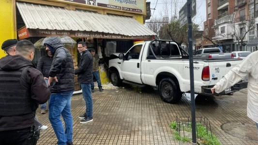 Barrio Constituyentes: chocaron dos camionetas y una terminó incrustada en una ferretería