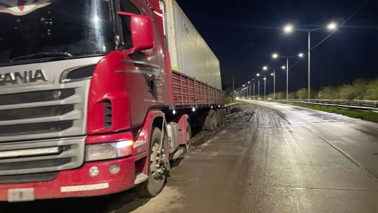 Camión con acoplado despistó en zona de Circunvalación Oeste