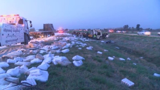 Grave choque entre camiones en la autopista Rosario-Buenos Aires