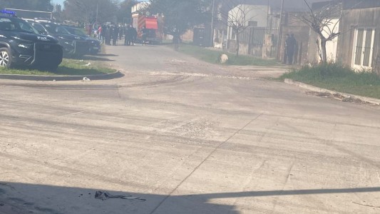 Incendiaron una casa en Villa Hipódromo y se vivieron momentos de tensión