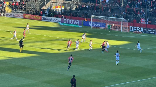 Colón empató con Chacarita en Santa Fe y con Medrán debutando como técnico