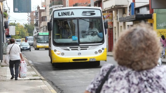 Ataques a piedrazos contra colectivos de la Línea 5: dos pasajeros heridos