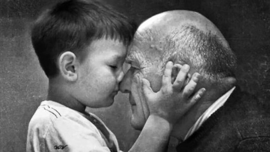 Adenda 63: Qué trámite deben hacer los abuelos con nietos a cargo para cobrar la AUH