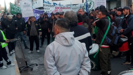 Municipales de UTRAM marchan por la ciudad y se genera caos en el tránsito