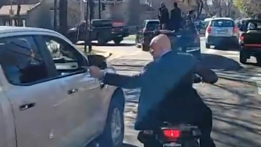 Le tiraron piedrazos a la caravana de Milei en Lomas y Espert se escapó en moto