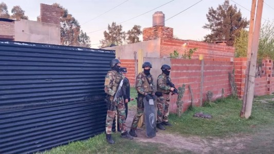 Allanamientos en Colastiné: aprehendieron a tres hombres y secuestraron un arma