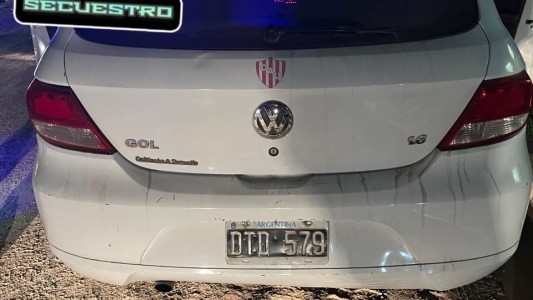 Iba a gran velocidad y los detectaron: tenían la patente adulterada y armas en su poder