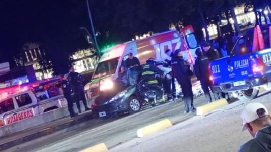 Choque entre un patrullero y un auto: dos personas quedaron atrapadas