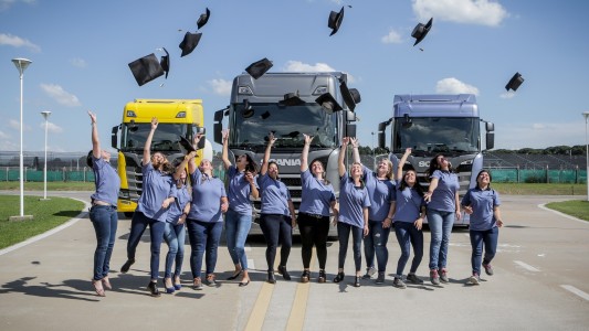 Más de 9.000 mujeres esperan turno para tratar de convertirse en conductoras de camiones
