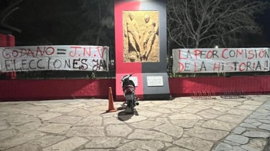 Hinchas de Colón dejaron banderas en la sede de la institución