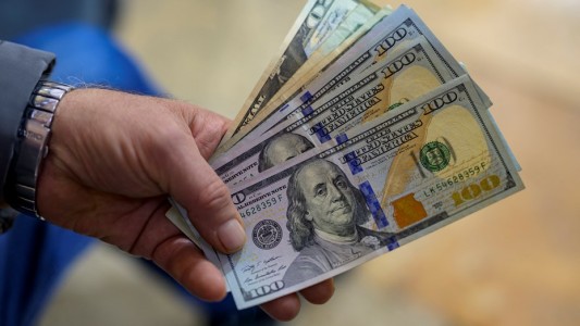 El dólar cerró a $1.425 y el riesgo país superó los 1.000 puntos tras el resultado electoral en PBA