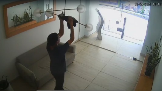 Insólito robo: se llevó la luz principal de un edifico