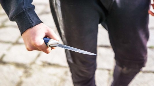 Lo apuñaló por celos y deberá pagarle $30 millones: también fue condenado a prisión