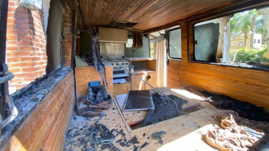 Un motorhome se incendió durante la madrugada en Villa California: sospechan que fue intencional
