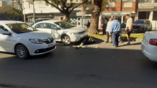 Accidente en pleno Bulevar Pellegrini: un auto chocó a una moto y el conductor fue hospitalizado
