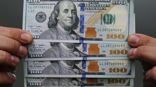 El dólar oficial cerró a $1.465 y quedó cerca del techo de la banda