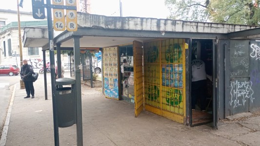 Balearon un kiosco frente a la Plaza de las Palomas: el hombre que disparó se dio a la fuga