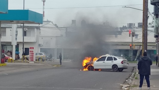 Barrio Sargento Cabral: un auto se incendió al entrar a cargar GNC y casi provoca una tragedia