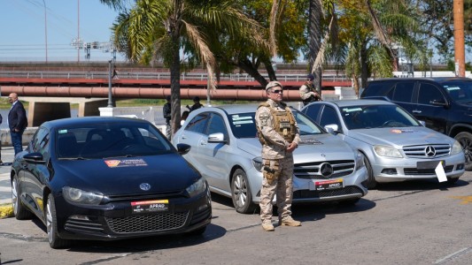 Exhibieron en la Costanera santafesina vehículos incautados al delito