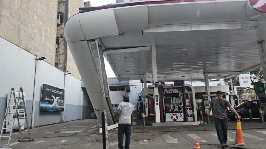 Se desplomó parte del techo de una estación de servicio en Boulevard y Alberdi