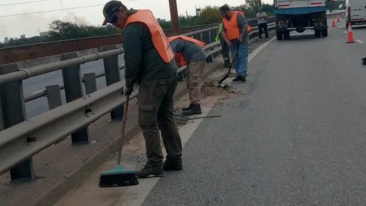 Operativo de limpieza en el cantero central de la ruta nacional 168: solicitan circular con precaución