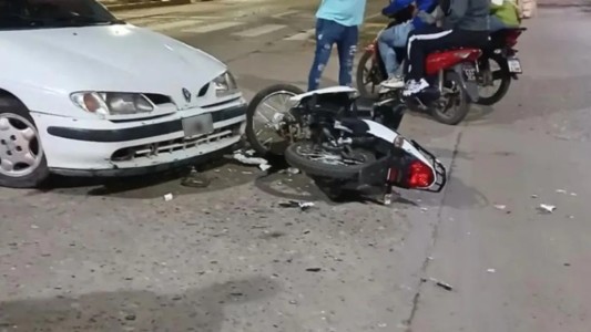 Fuerte choque entre un auto y una moto en Blas Parera: dos heridos y un conductor arrestado