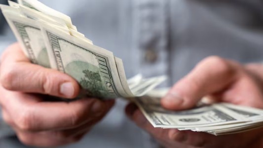 El dólar oficial bajó $85 y cerró a $1.430 para la venta