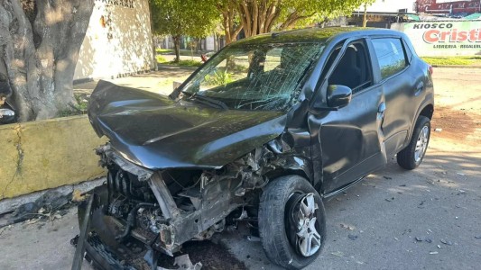 Choque y vuelco en barrio Los Hornos: dos autos protagonizaron un violento accidente