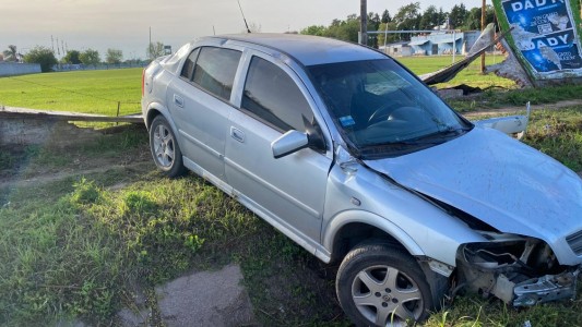 Esta mañana un auto chocó y provocó destrozos en el Club Banco Provincia