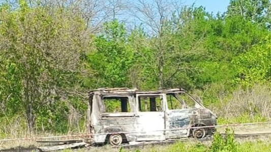 Horror: encontraron una camioneta quemada y restos óseos calcinados