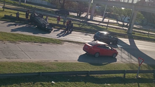 Accidente en Avenida Circunvalación: un auto terminó dado vuelta