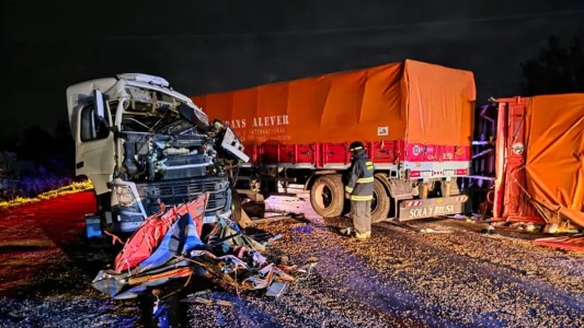 Violento choque frontal entre camiones en Ruta 11: hubo dos heridos