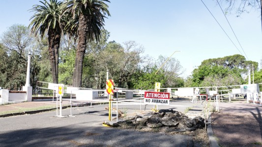 El municipio repara el puente del Parque Garay