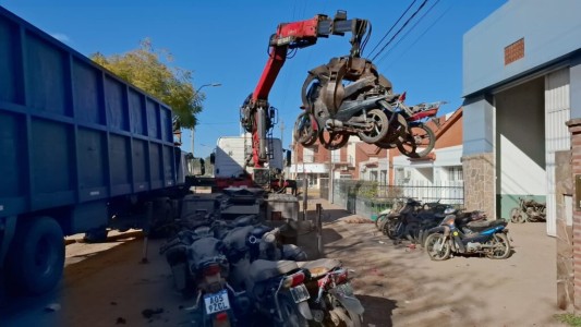 Recreo: comenzó la compactación de vehículos en desuso