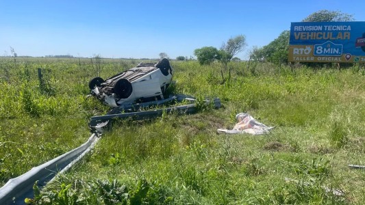 Vuelco y misterio en Circunvalación Oeste: un auto fue abandonado tras despistar