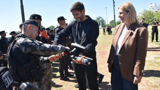 Seguridad: policías de Rosario patrullan con armas lanzadoras Byrna