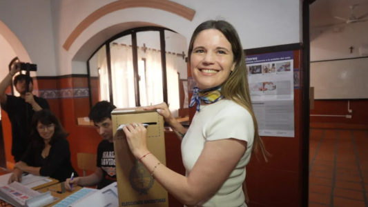 Caren Tepp votó en Rosario y apuesta por la "renovación y construcción colectiva" tras las elecciones