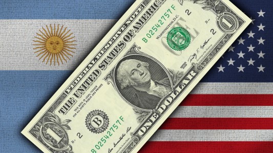 Tras el triunfo de LLA, el dólar oficial bajó $55 y cerró a $1.460