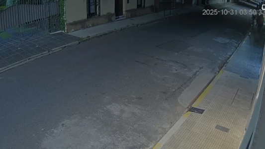 Detuvieron a adolescentes que pateaban portones de casa para robar