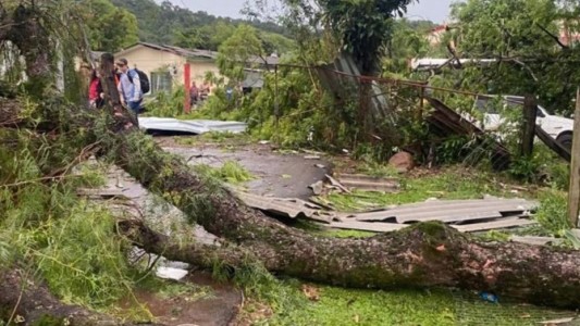Dos tornados dejaron severos destrozos en Misiones y Brasil