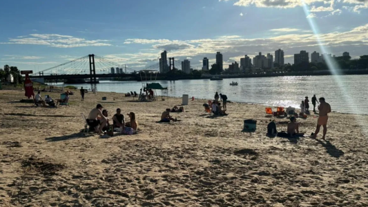 Comenzó la temporada de verano en Santa Fe: cientos de personas disfrutan las playas de la Costanera