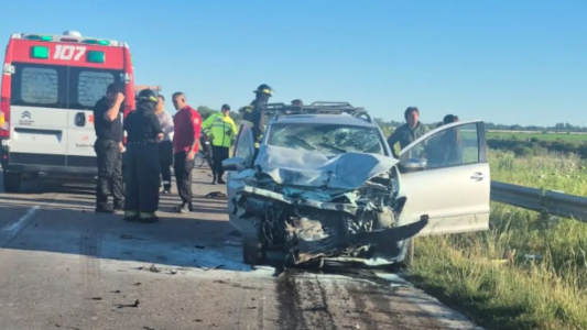 Grave accidente en Circunvalación Oeste: una camioneta se incendió tras chocar contra un camión