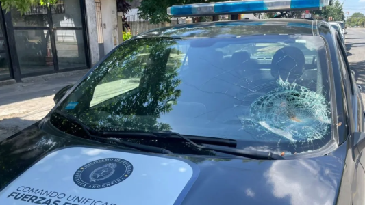 Ataque a móviles policiales en Santa Fe durante un operativo por una moto robada
