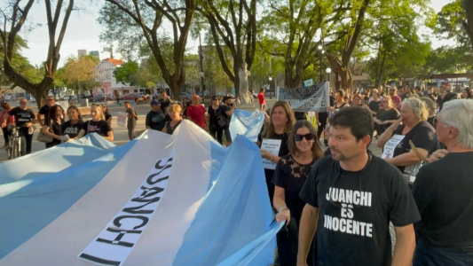 Realizaron una marcha en apoyo a Juan Trigatti, el profesor condenado por abuso sexual