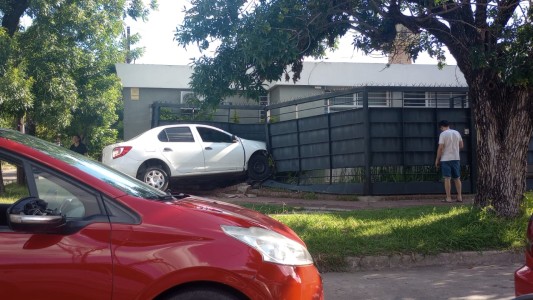 Un auto se incrustó en una casa tras chocar con una moto: hay dos heridos