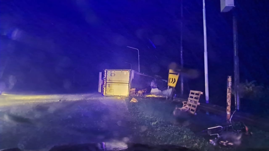 Caos y saqueo tras el vuelco de un camión con pollos congelados en Laguna Paiva