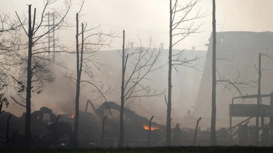 Comienzan las pericias para determinar cómo se inició el incendio en el Polígono Industrial Spegazzini