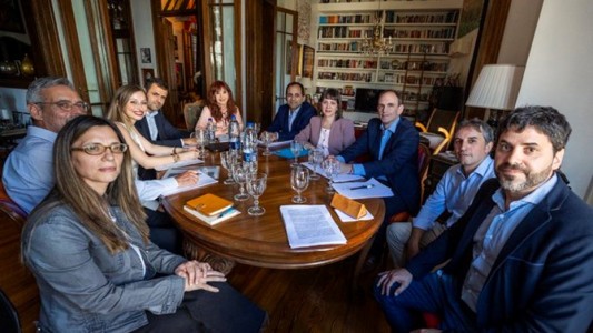 A cinco meses de su detención, Cristina Kirchner recibió a nueve economistas en su casa