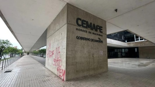 Aparecieron pintadas en un templo y en las columnas del Cemafe